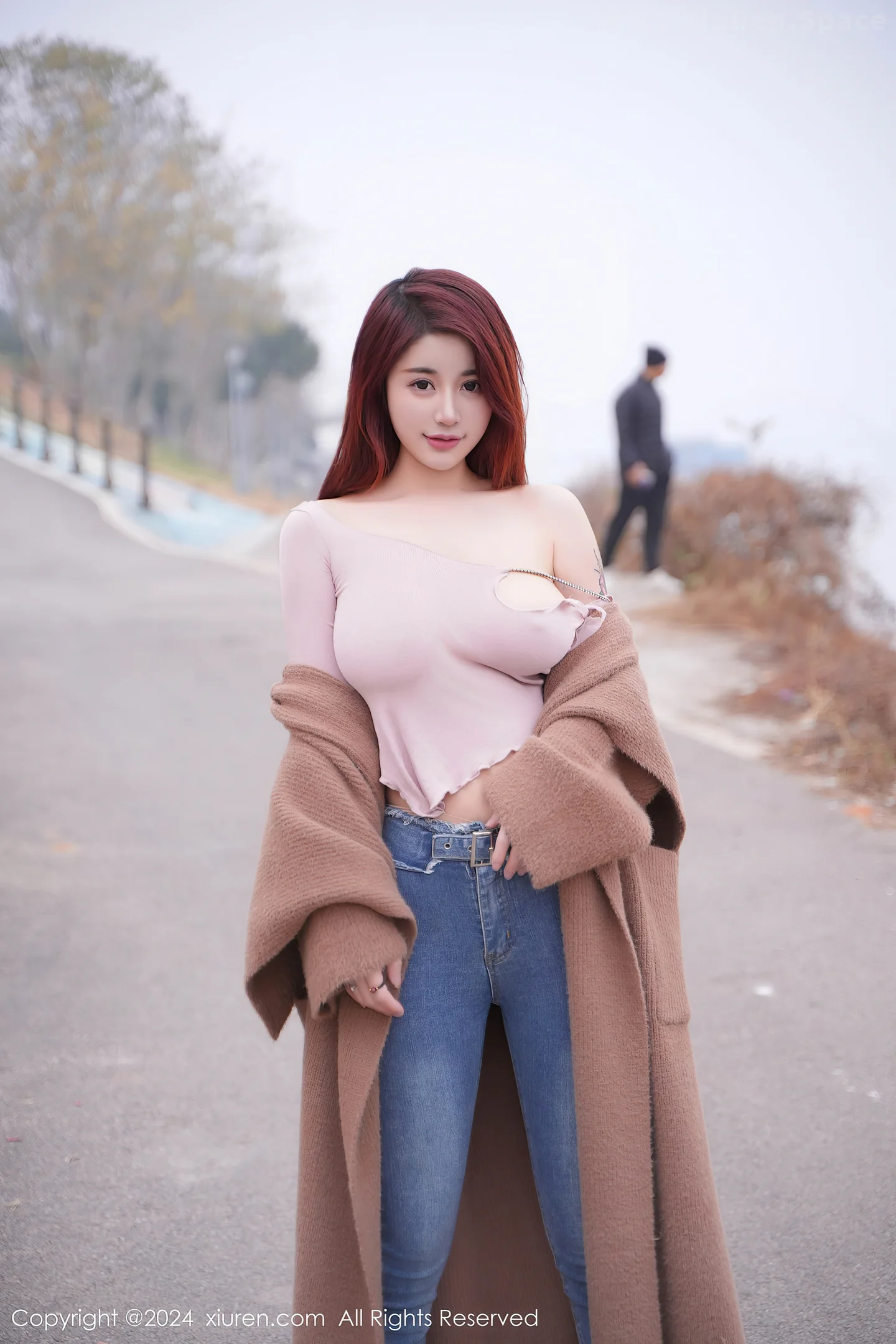 图片[4]-[XiuRen秀人网]VOL.8076 模特美七Mia户外性感粉色上衣配牛仔裤秀丰腴有致身材诱惑写真82P-秀人网官方网站